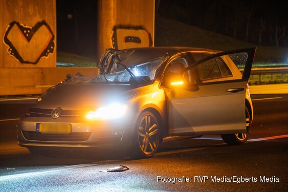 Auto knalt achter op vrachtwagen op A2