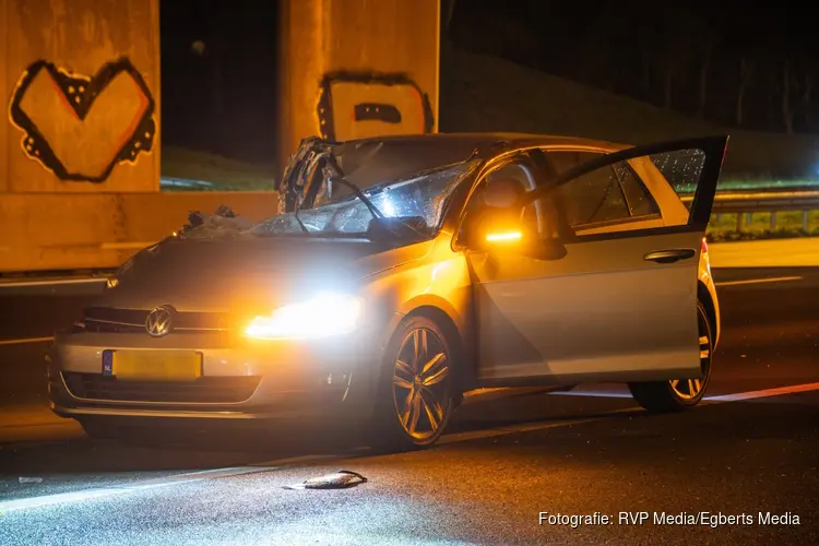 Auto knalt achter op vrachtwagen op A2