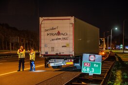Auto knalt achter op vrachtwagen op A2