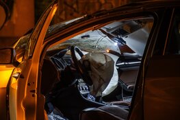Auto knalt achter op vrachtwagen op A2