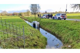 Auto belandt in sloot in Leerdam