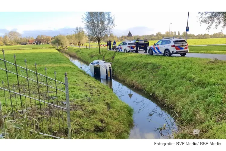 Auto belandt in sloot in Leerdam