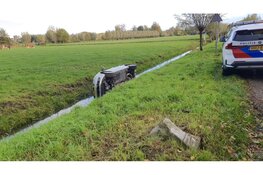 Auto belandt in sloot in Leerdam