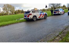Auto belandt in sloot in Leerdam