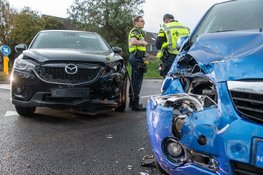 Auto's botsen bij inrit naar woonwijk