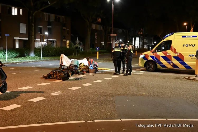 Scooterrijdster gewond na ongeval met auto. Bestuurder gaat er vandoor.