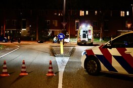 Scooterrijdster gewond na ongeval met auto. Bestuurder gaat er vandoor.