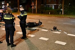Scooterrijdster gewond na ongeval met auto. Bestuurder gaat er vandoor.