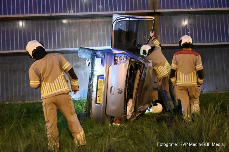 Auto slaat over de kop op A2 bij Zijderveld
