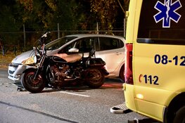 Schade na aanrijding tussen motor en auto in Leerdam