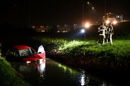 Auto raakt te water op A27 bij Nieuwegein