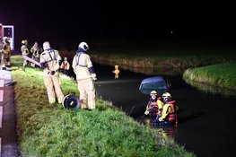 Auto belandt in sloot in Leerdam