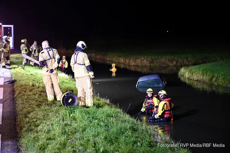 Auto belandt in sloot in Leerdam