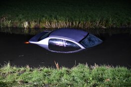 Auto belandt in sloot in Leerdam