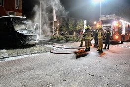 Bedrijfsbus gaat in vlammen op in Leerdam