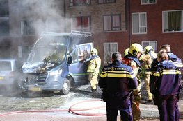 Bedrijfsbus gaat in vlammen op in Leerdam