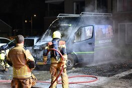 Bedrijfsbus gaat in vlammen op in Leerdam