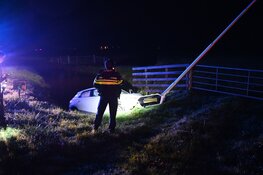 Auto ramt lantaarnpaal en belandt in sloot in Kamerik