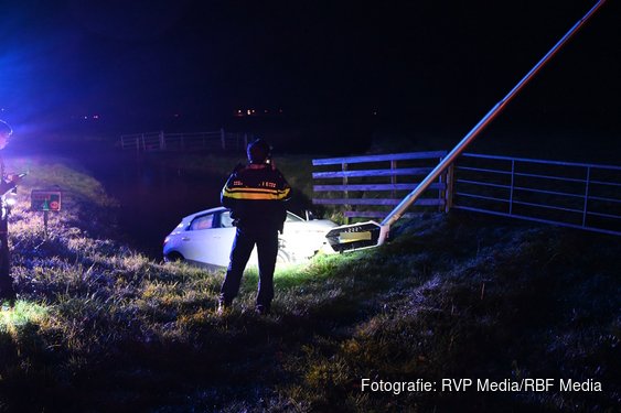 Auto ramt lantaarnpaal en belandt in sloot in Kamerik