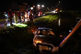 Auto ramt lantaarnpaal en belandt in sloot in Kamerik
