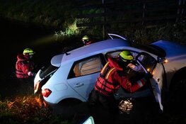 Auto ramt lantaarnpaal en belandt in sloot in Kamerik