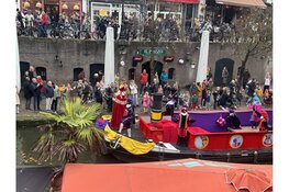 Sinterklaas trotseert de Utrechtse grachten bij feestelijke intocht
