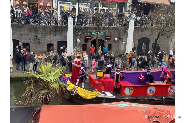 Sinterklaas trotseert de Utrechtse grachten bij feestelijke intocht