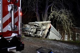 Bestelbus op z'n kant in Lexmond