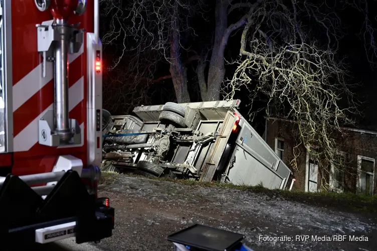 Bestelbus op z'n kant in Lexmond