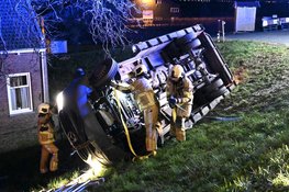 Bestelbus op z'n kant in Lexmond