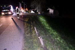 Bestelbus op z'n kant in Lexmond