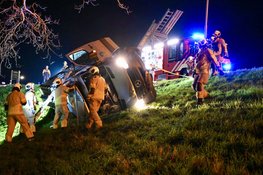 Bestelbus op z'n kant in Lexmond