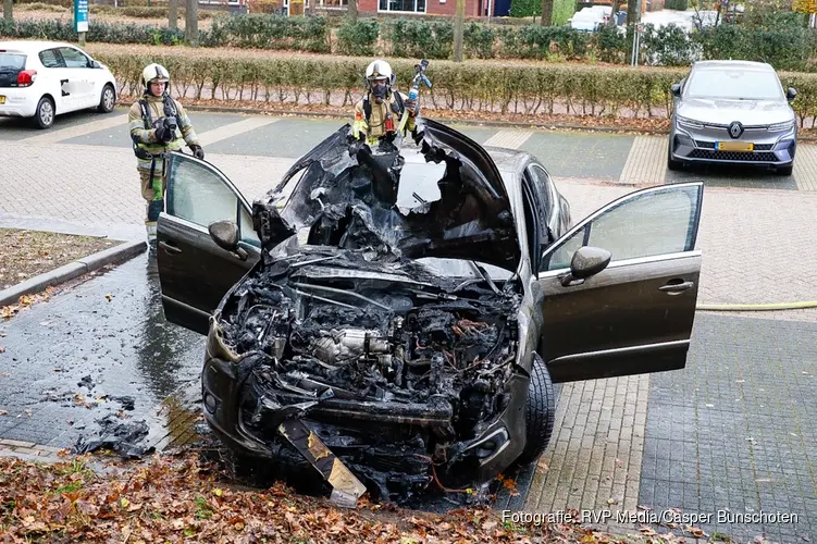 Voertuigbrand aan Zuidersingel in Eemnes snel opgeschaald