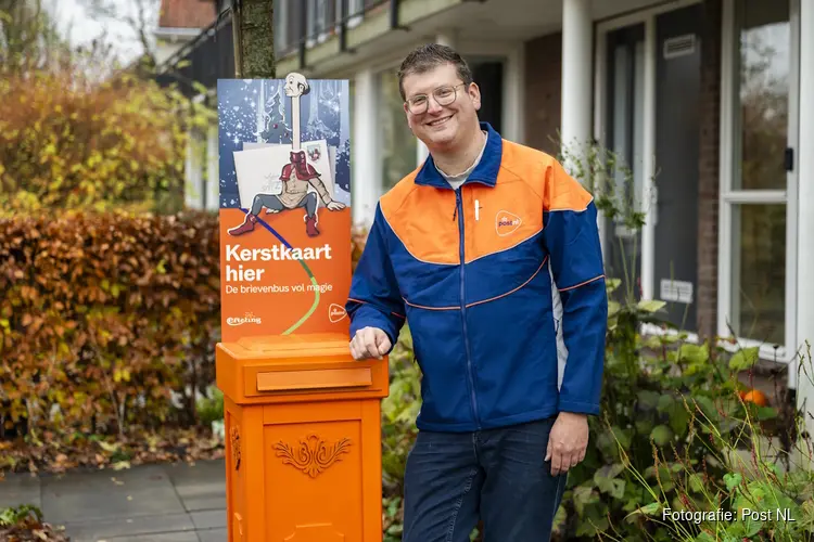 PostNL-bezorgers plaatsen sprookjesachtige en pratende kerstbrievenbus in eigen voortuin