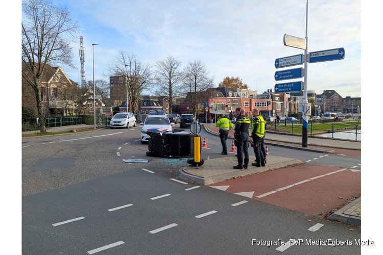 Kleine elektrische stadsauto belandt op zijn kant na botsing in Woerden