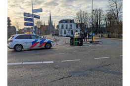 Kleine elektrische stadsauto belandt op zijn kant na botsing in Woerden