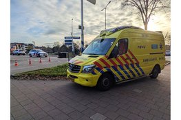 Kleine elektrische stadsauto belandt op zijn kant na botsing in Woerden