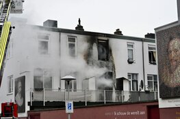 Uitslaande woningbrand aan Huygensstraat in Utrecht: straat volledig afgezet