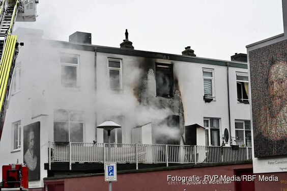 Uitslaande woningbrand aan Huygensstraat in Utrecht: straat volledig afgezet