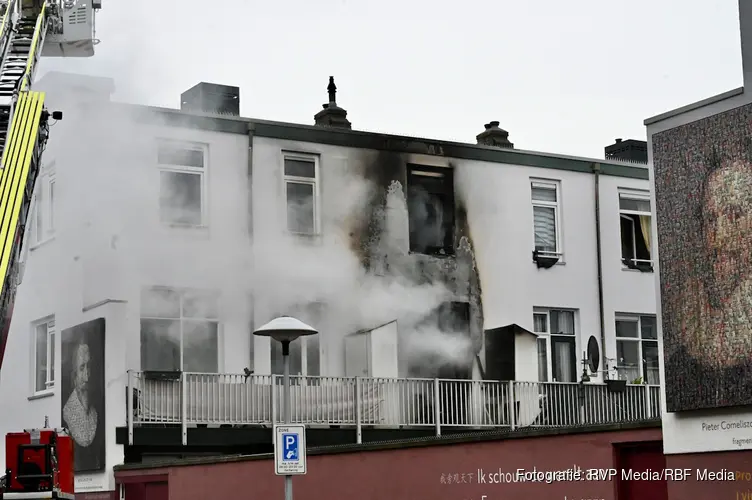 Uitslaande woningbrand aan Huygensstraat in Utrecht: straat volledig afgezet