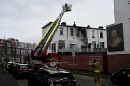 Uitslaande woningbrand aan Huygensstraat in Utrecht: straat volledig afgezet
