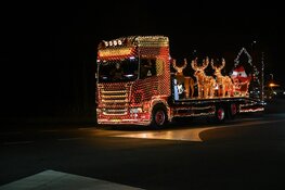 Sfeervolle verlichte Kersttrucks trekken zaterdagavond door Vianen en Hoef en Haag
