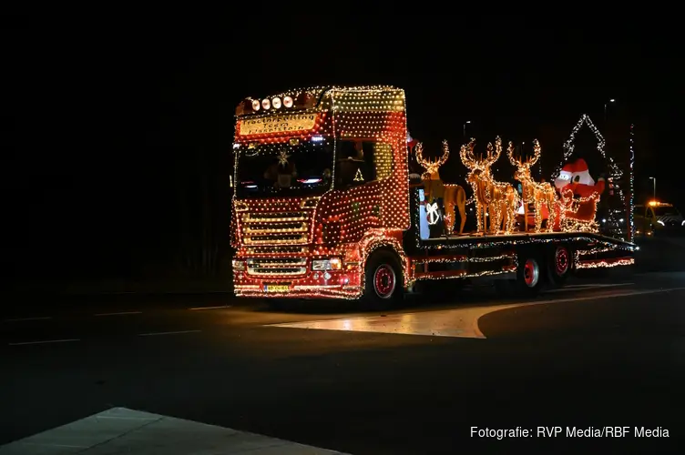 Sfeervolle verlichte Kersttrucks trekken zaterdagavond door Vianen en Hoef en Haag