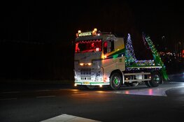 Sfeervolle verlichte Kersttrucks trekken zaterdagavond door Vianen en Hoef en Haag