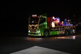 Sfeervolle verlichte Kersttrucks trekken zaterdagavond door Vianen en Hoef en Haag