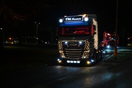 Sfeervolle verlichte Kersttrucks trekken zaterdagavond door Vianen en Hoef en Haag