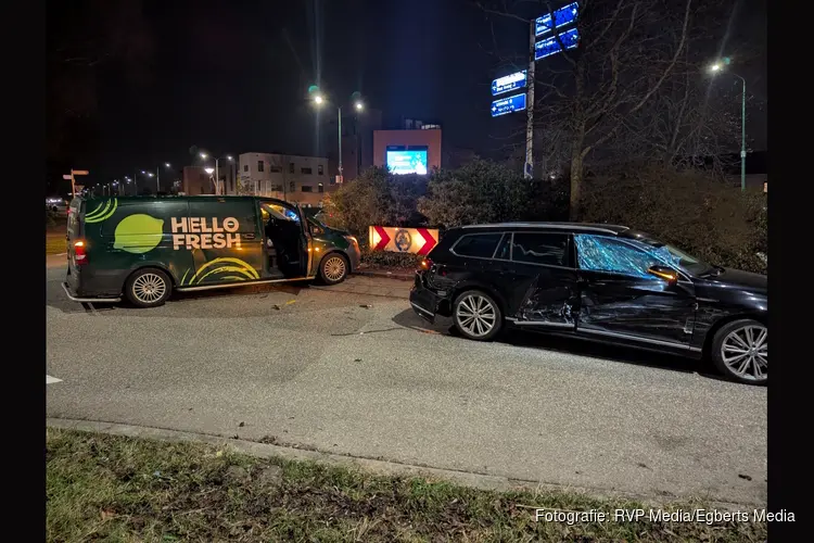 Schade na botsing op rotonde in Woerden