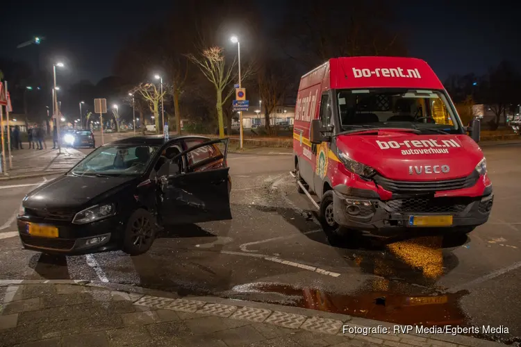 Botsing tussen huurbusje en personenauto op Kanaleneiland