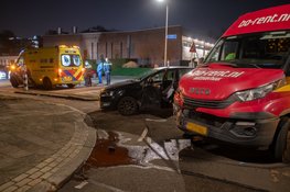 Botsing tussen huurbusje en personenauto op Kanaleneiland