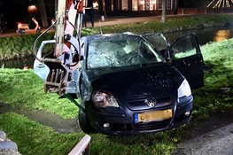 Auto te water aan de Geer in Nieuwland, hulpdiensten massaal ingezet